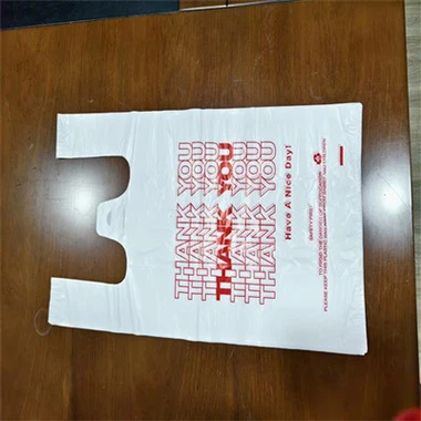 pungi de ambalare cu tricou albă limpede